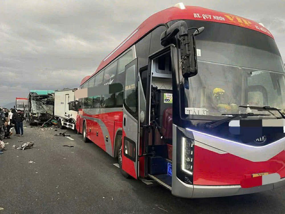 Hiện trường vụ tai nạn giao thông liên hoàn xảy ra trên tuyến cao tốc Vân Phong - Nha Trang