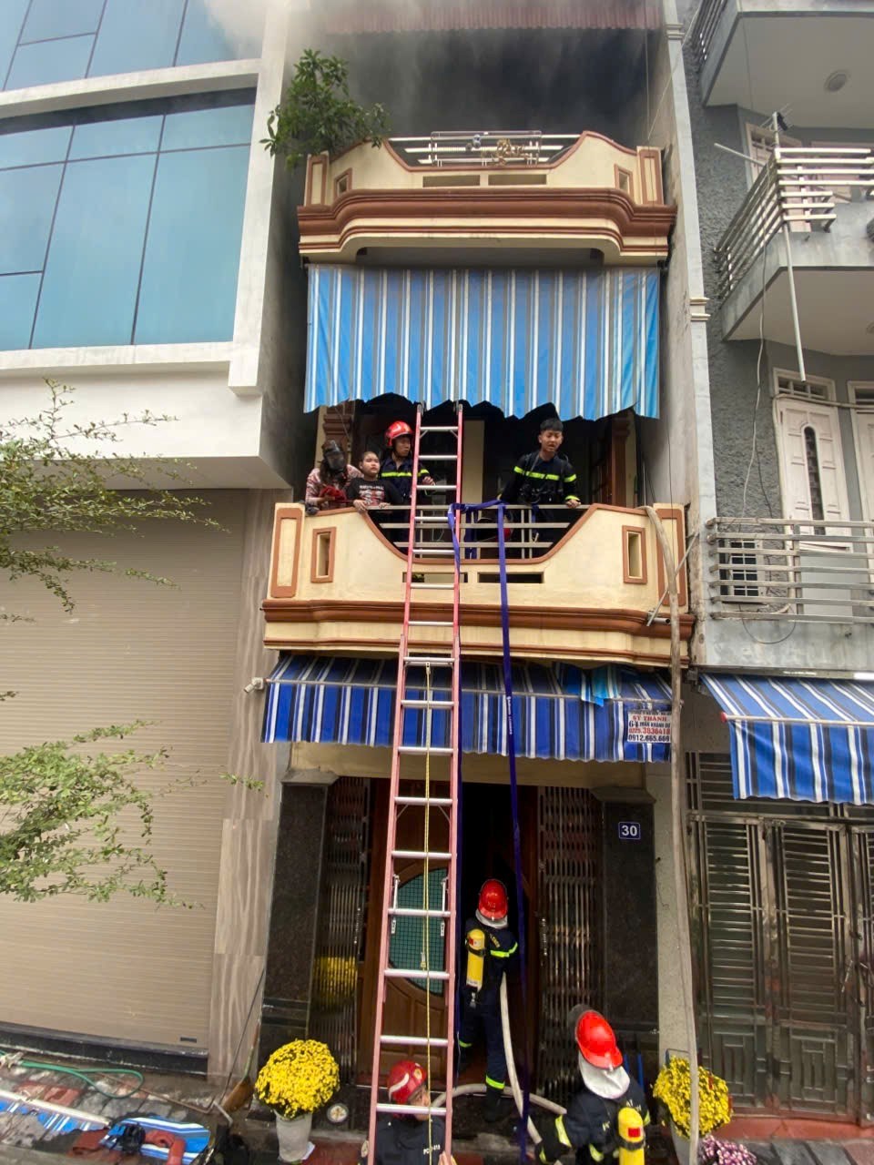 Lực lượng chức năng triển khai chữa cháy và kịp thời cứu được 2 người ra ngoài an toàn