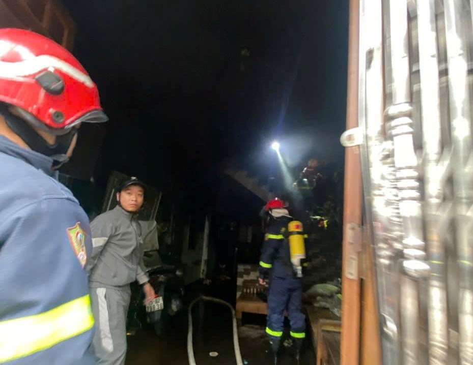 Lực lượng chức năng triển khai chữa cháy và kịp thời cứu được 2 người ra ngoài an toàn