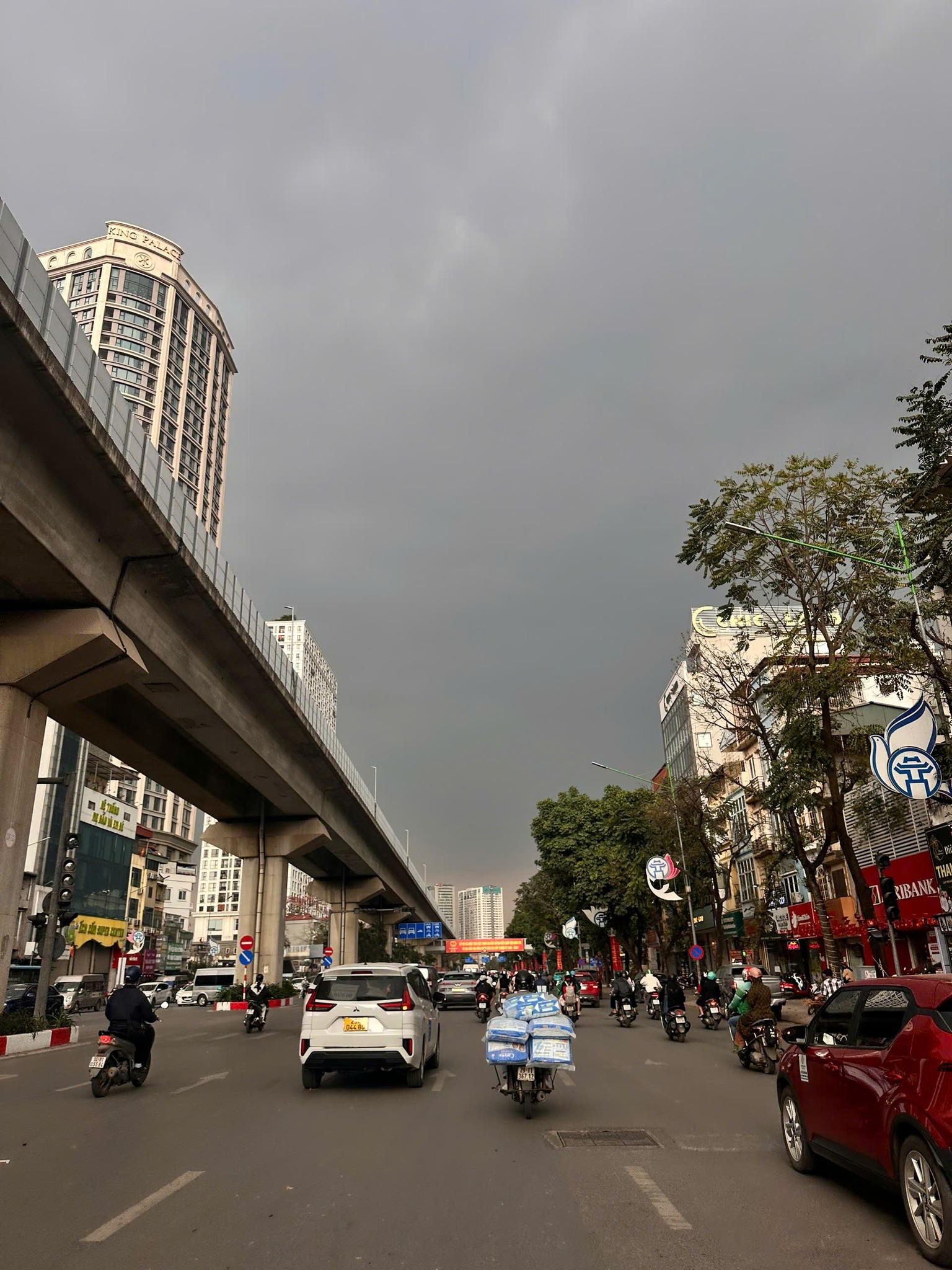 Nhiều khả năng những đám mây dông này ít có khả năng gây mưa to cho Hà Nội chiều nay.