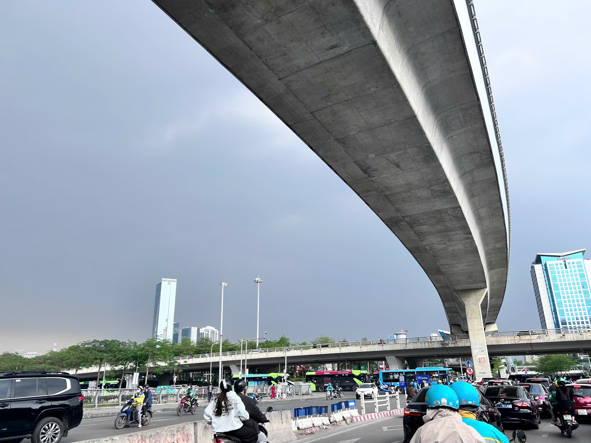 Mây dông xuất hiện khu vực nội thành Hà Nội chiều nay.