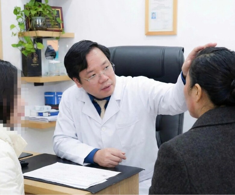 Bác sĩ Tiến Thành đang thăm khám cho nữ bệnh nhân bị biến chứng sau khi làm đẹp. Ảnh: BSCC.