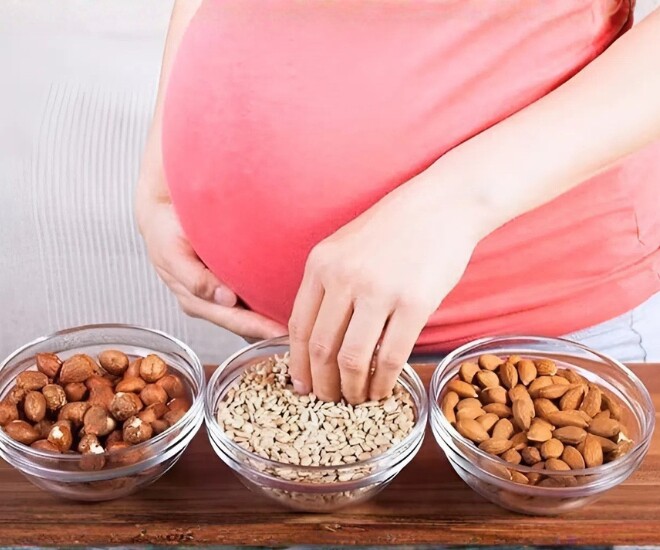 Tết với nhiều đồ ăn vặt và thức ăn ngon truyền thống, nếu không kiểm soát tốt mẹ bầu rất dễ tăng cân. Ảnh minh họa. 