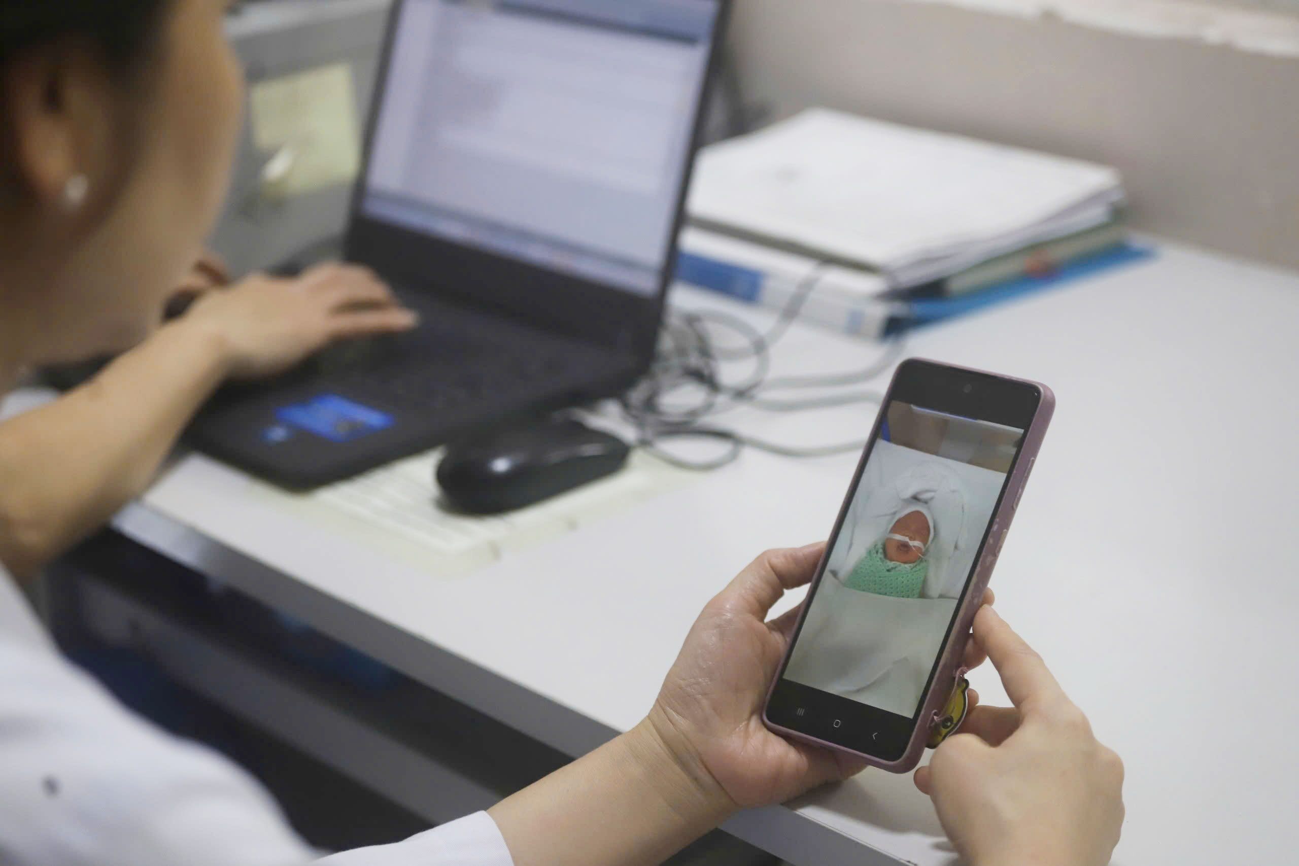 Bác sĩ Thu Nga chia sẻ về hoạt động của khoa, trong đó có việc tiếp nhận các trẻ sơ sinh bị bỏ rơi được cứu sống.