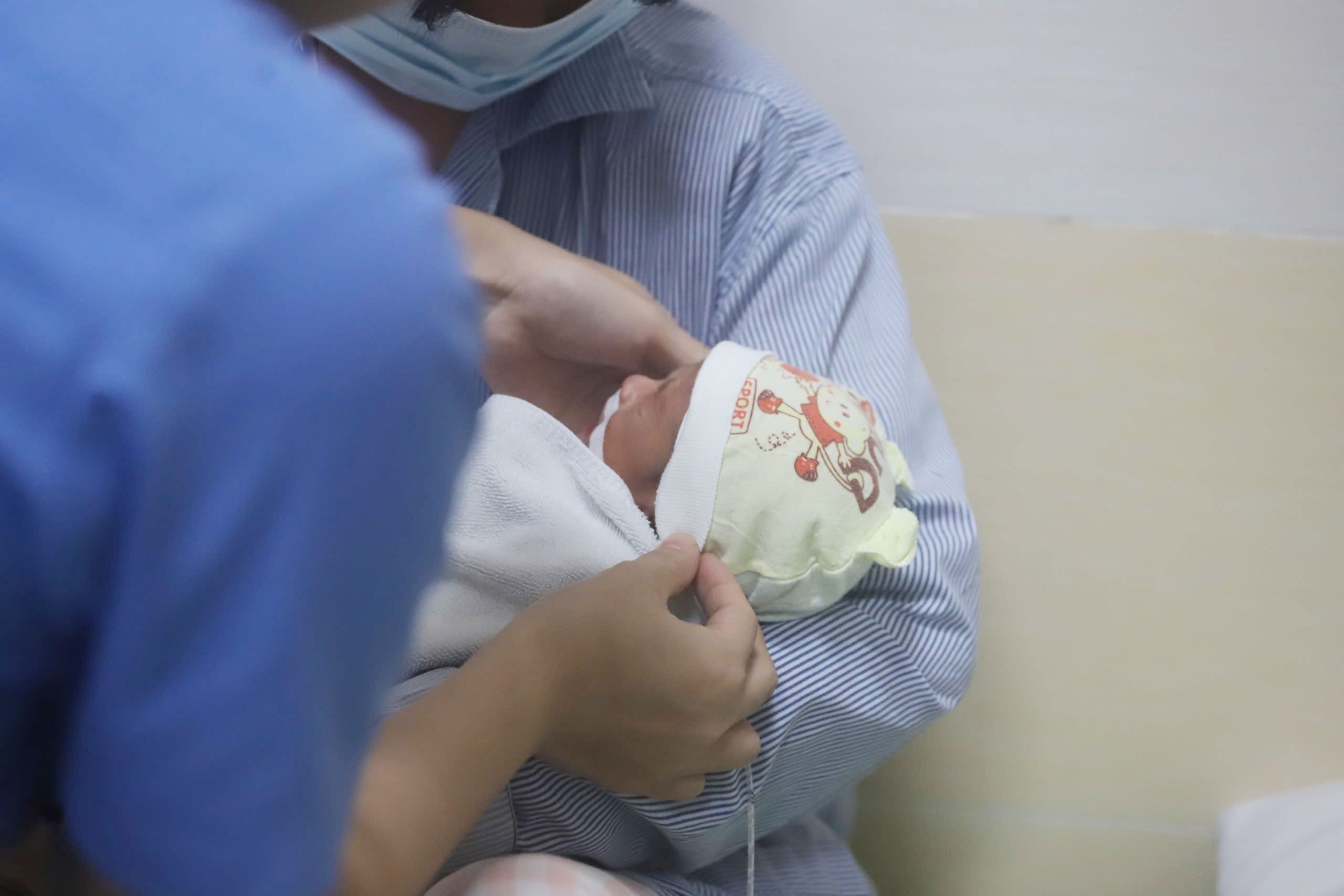 Bác sĩ Thu Nga cho rằng, với đứa trẻ tình mẫu tử là thiêng liêng nhất vì thế các bác sĩ sẽ cố gắng để người thân quay lại với con.