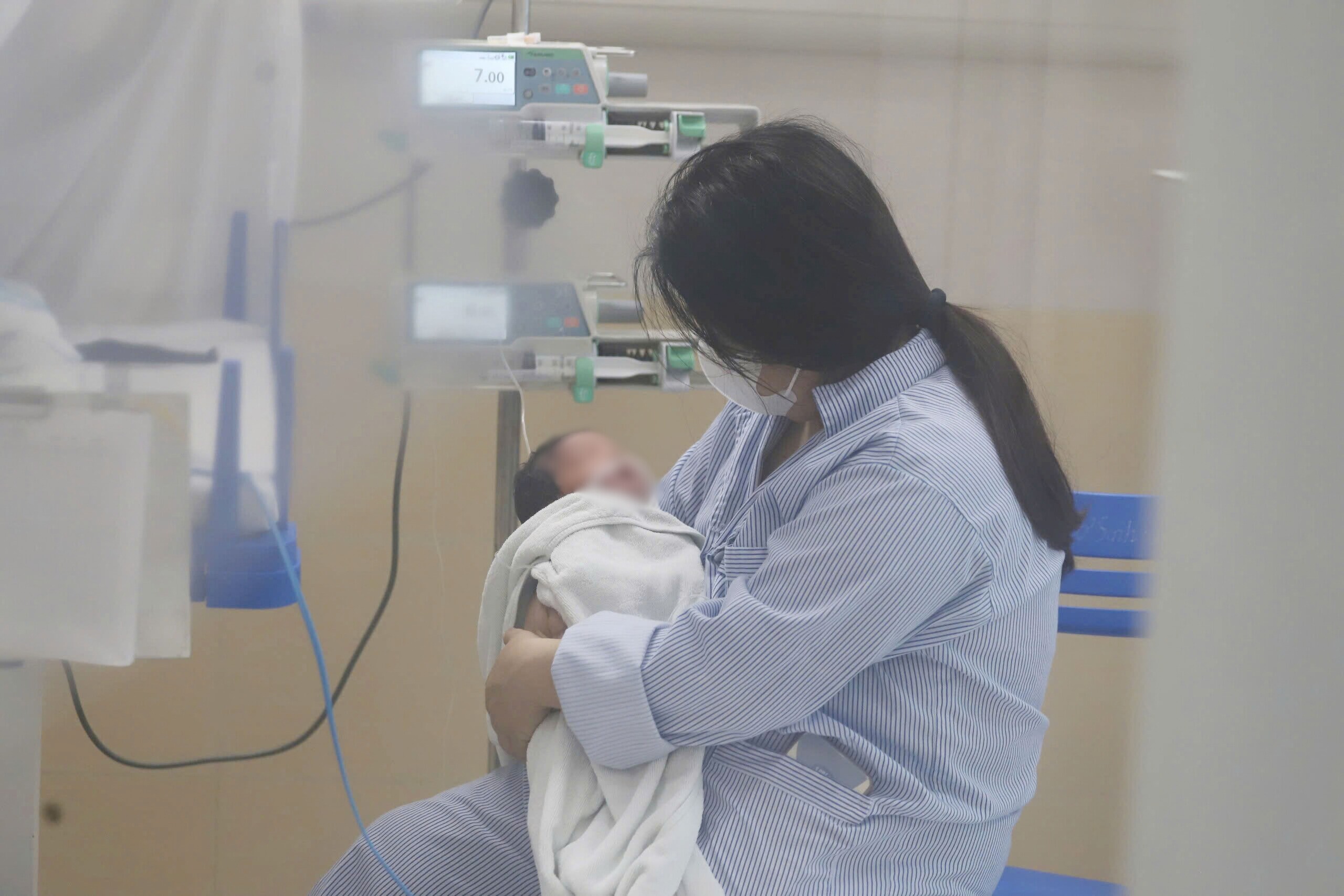 Trường hợp một người mẹ nhờ sự động viên của các bác sĩ đã quay lại với con sau khi bỏ con lại ở bệnh viện.