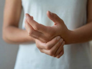 Sức khỏe - 4 dấu hiệu trên tay cảnh báo thận bị tổn thương, ai đang có nên kiểm tra, đừng chủ quan rồi ân hận