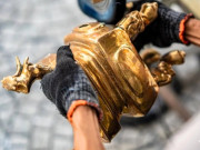 Tin tức - Nghề lạ ở Việt Nam: Cứ tới Tết là “hốt bạc” rủng rỉnh, giúp báu vật gia đình có "áo mới", khách phải xếp hàng chờ đợi