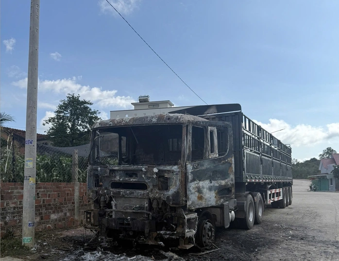 Chiếc xe đầu kéo bất ngờ bốc cháy vào rạng sáng mùng 1 Tết.