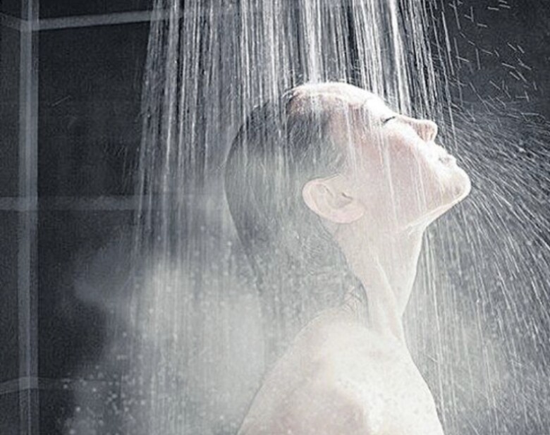Việc tắm liên tục trong mùa đông không những không có lợi mà còn gây nhiều nguy cơ tổn hại sức khoẻ (Ảnh minh hoạ)