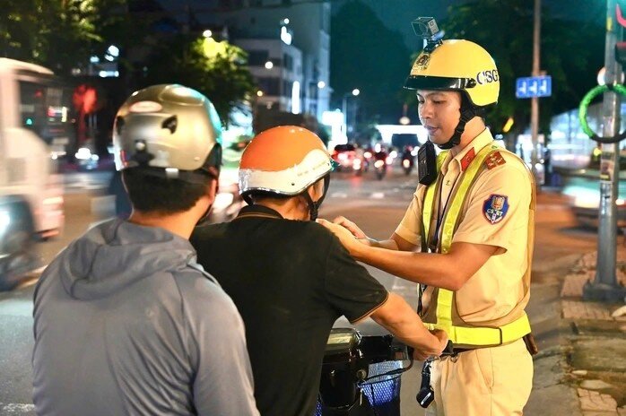 CSGT TPHCM kiểm tra vi phạm nồng độ cồn.