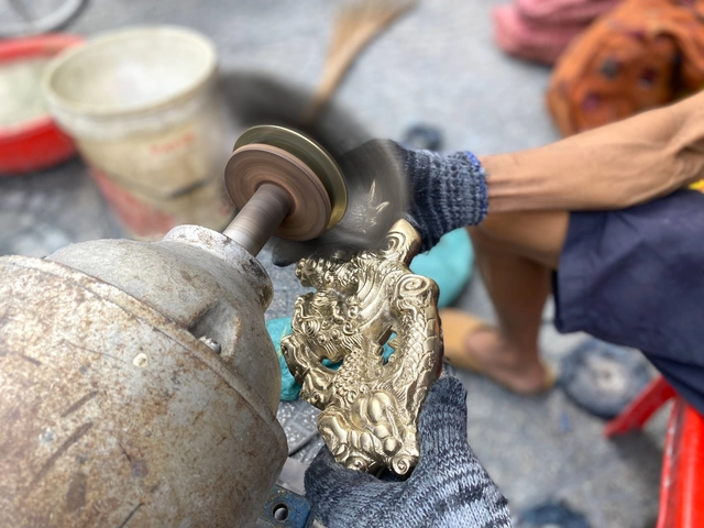 Chưa kể, việc tiếp xúc liên tục với bụi kim loại và mùi hóa chất trong thời gian dài cũng ảnh hưởng không nhỏ đến sức khỏe. Vì vậy, dù mang lại nguồn thu tốt, nghề này không phải ai cũng theo được lâu dài.