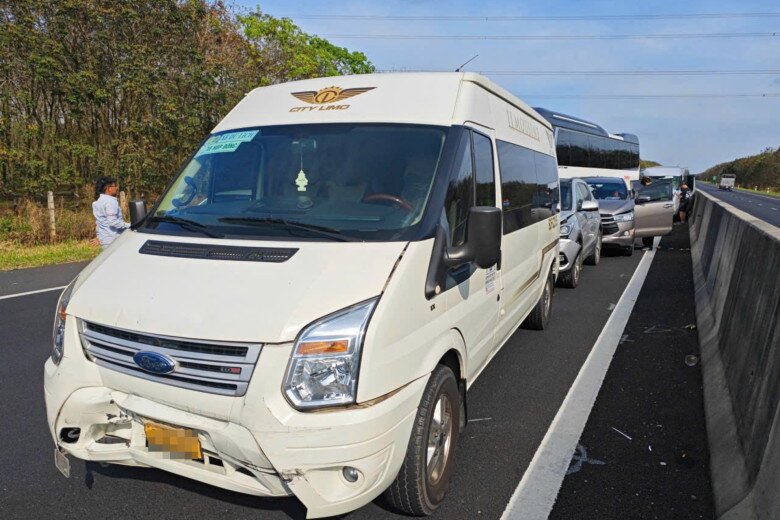 Hiện trường vụ tai nạn liên hoàn. Ảnh: A.X