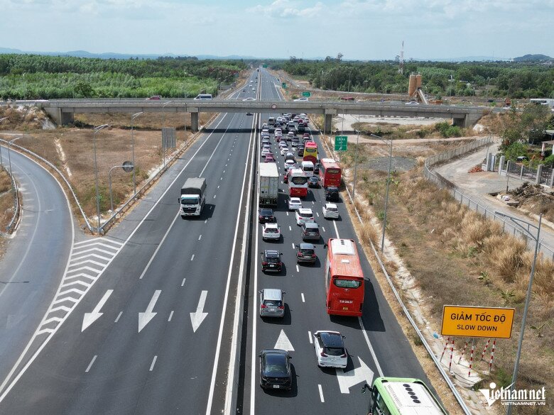 Lực lượng chức năng điều tiết các xe di chuyển theo lối ra Quốc lộ 1 trên cao tốc. Ảnh: Hoàng Anh