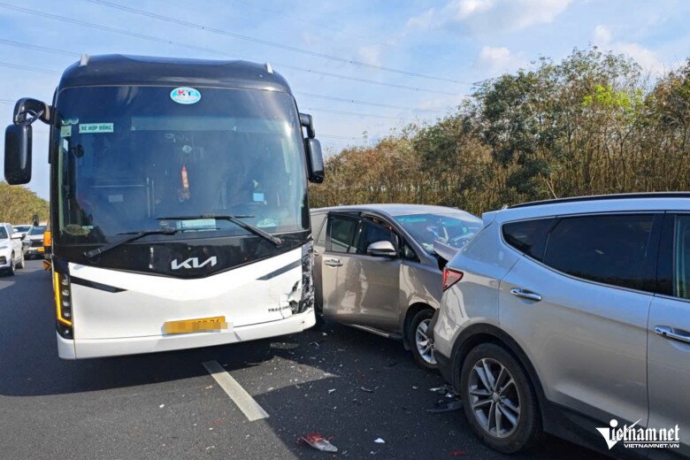 7 ô tô dồn toa trên cao tốc Phan Thiết - Dầu Giây. Ảnh: Hoàng Anh