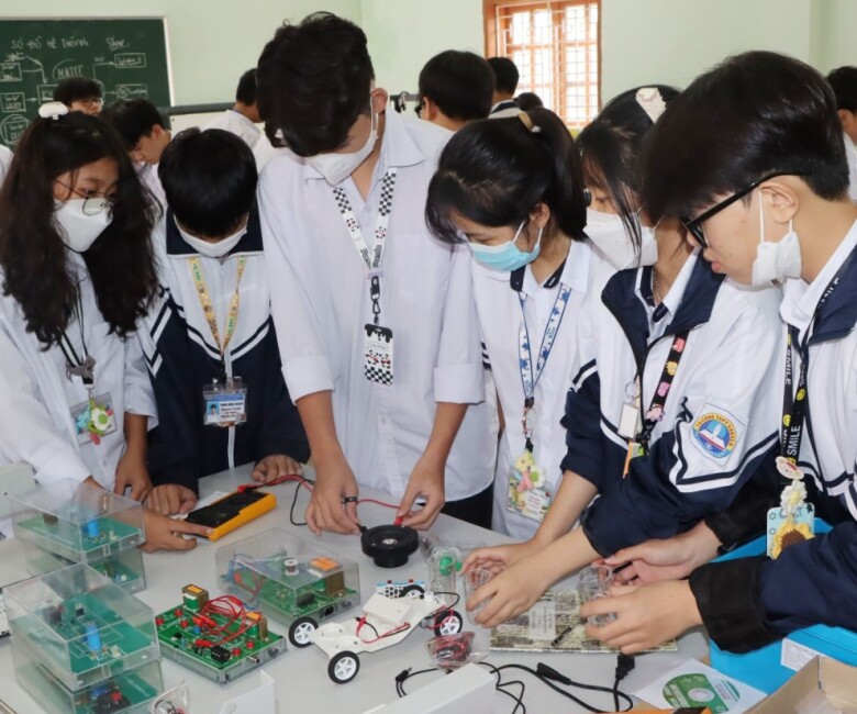 Bên cạnh đó, những năm gần đây, Trường THPT Chuyên Sơn La liên tục ghi dấu ấn đậm nét ở lĩnh vực nghiên cứu khoa học kỹ thuật, khẳng định năng lực học sinh không chỉ trong học tập mà còn ở tư duy sáng tạo và khả năng vận dụng kiến thức vào thực tiễn.