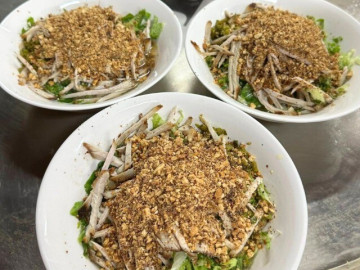 Khách Tây thử 2 món phở lạ miệng ở Lào Cai, khen ngon, "khó tìm thấy ở nơi khác"