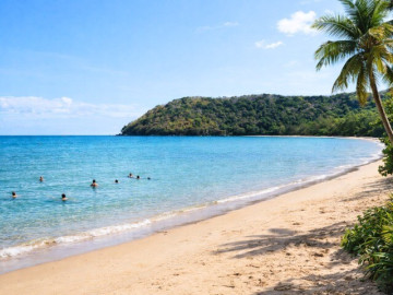 Ở Việt Nam có bãi tắm lọt top đẹp nhất thế giới, ngắm máy bay ngay trên đỉnh đầu, gắn liền với huyền tích kỳ bí