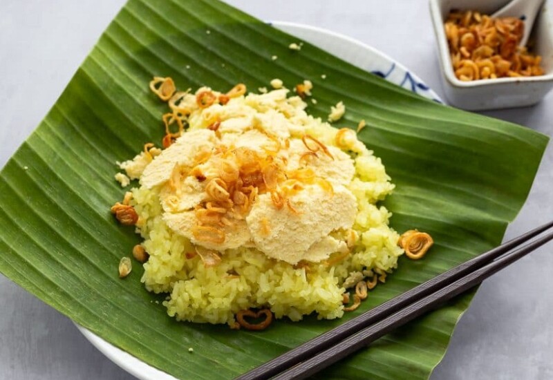 Xôi xéo là món ăn sáng quen thuộc của người Hà Nội, giản dị nhưng đầy cuốn hút. Lớp nếp vàng óng được nấu mềm dẻo, phủ lên trên là đậu xanh tán nhuyễn mịn như bột, thêm hành phi giòn tan và mỡ hành béo ngậy.