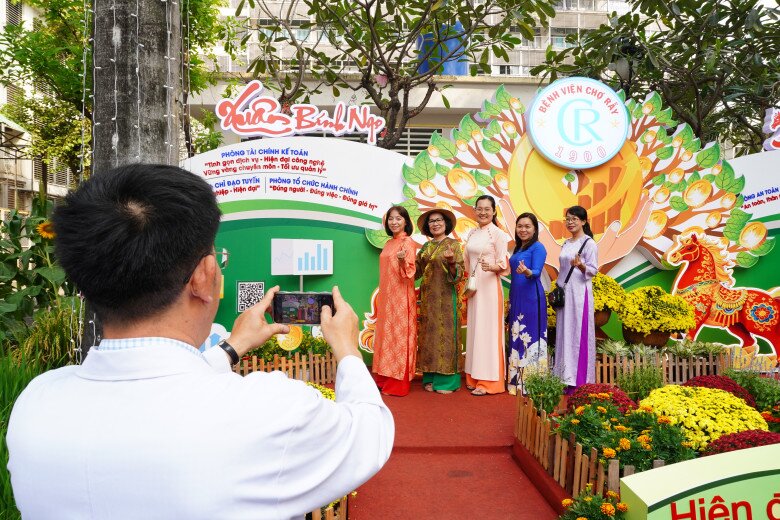 Đường hoa cũng là nơi để các bác sĩ, y tá, nhân viên của bệnh viện vừa thể hiện tấm lòng chia sẻ khó khăn với người bệnh, vừa là nơi ghi dấu kỷ niệm trong khoảnh khắc chuẩn bị kết thúc năm cũ, bước sang năm mới.