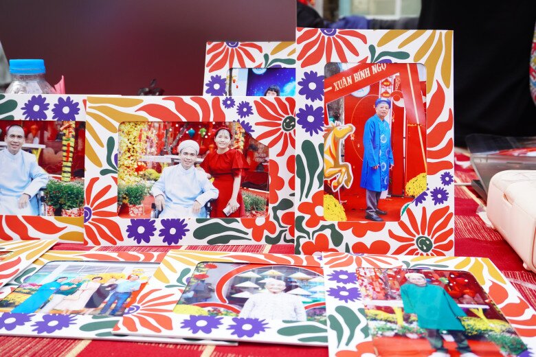 Những khoảnh khắc ở đường hoa Xuân là những món quà vô giá dành tặng cho bệnh nhân đang điều trị bệnh tại đây.