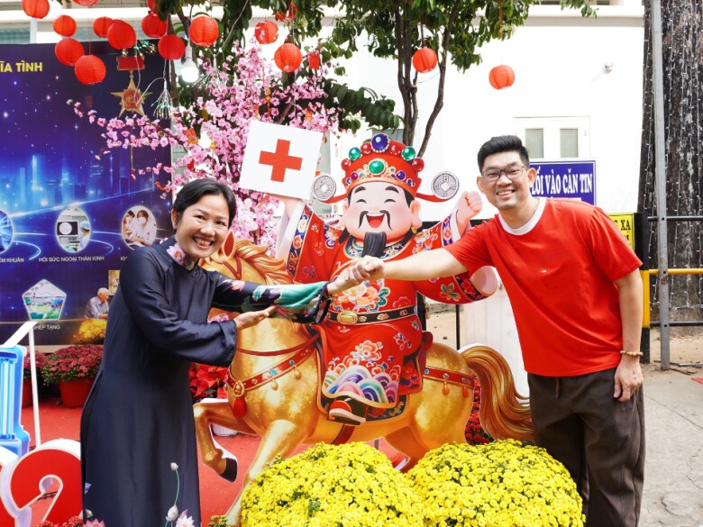 Chị Bình cho rằng, với bệnh nhân ung thư, tinh thần đóng vai trò đặc biệt quan trọng. “Thuốc chỉ giúp một phần, còn lại là tinh thần. Khi mình vui hơn, lạc quan hơn thì việc điều trị cũng nhẹ nhàng hơn rất nhiều”, chị nói.