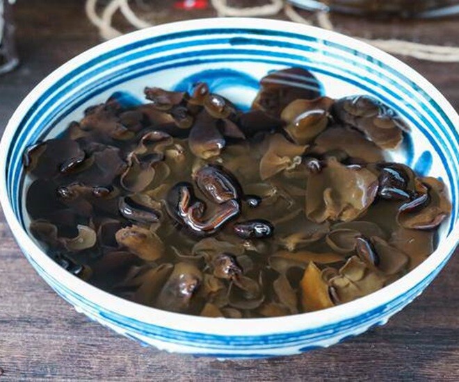 Mộc nhĩ không nên ngâm nước nóng và tuyệt đối không ngâm qua đêm. Ảnh minh họa.