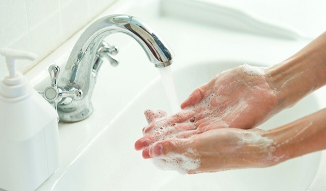 Vệ sinh tay và bề mặt tiếp xúc là cách phòng bệnh từ xa hiệu quả. Ảnh minh họa.