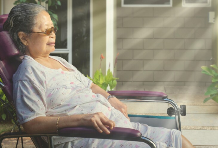 Buổi sáng người cao tuổi hãy tắm nắng để giúp hấp thu vitamin D tự nhiên được tốt nhất. Ảnh minh họa.