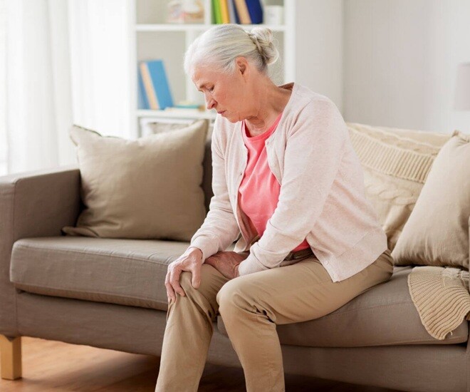 Đau lưng, mỏi gối là biểu hiện thường gặp của người cao tuổi thiếu canxi. Ảnh minh họa. 