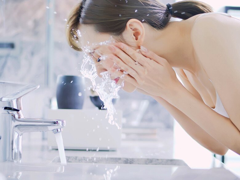 Các chuyên gia khuyến cáo, cần hạn chế ra đường và vệ sinh da đúng cách trong những ngày không khí ô nhiễm. Ảnh minh họa. 