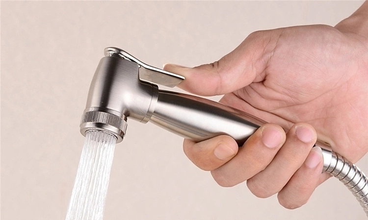 Dùng vòi xịt vệ sinh âm đạo rất dễ viêm và làm tổn thương vùng kín. Ảnh minh họa. 