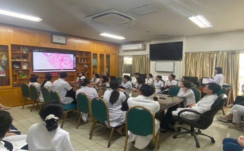 Cuộc hội chẩn căng thẳng của các bác sĩ lâm sàng và bác sĩ giải phẫu bệnh. Ảnh: BVCC.