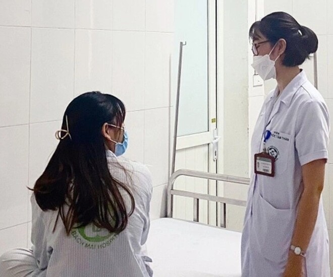 Bác sĩ thăm khám cho một nữ bệnh nhân trẻ đang điều trị tại Viện Sức khỏe tâm thần, Bệnh viện Bạch Mai.