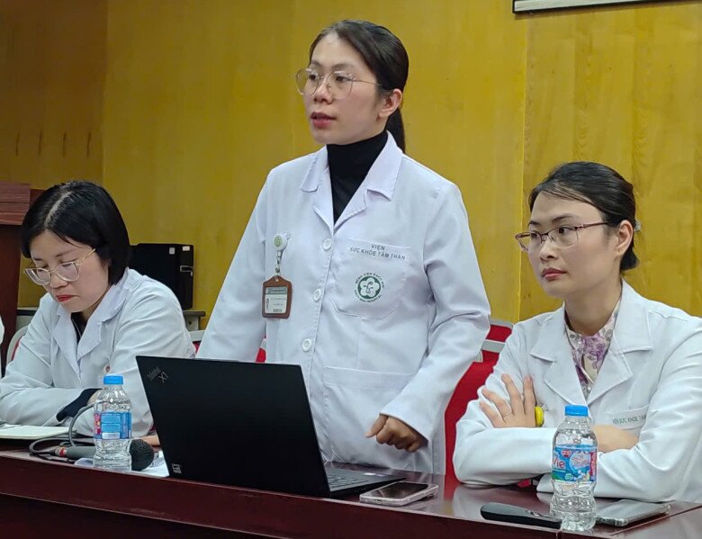 Bác sĩ Phương Thảo (đứng) cho biết, ngoài các tổn thương cấp tính, dùng bóng cười còn ảnh hưởng đến sức khỏe tâm thần như trầm cảm, có ảo giác. Ảnh: Lê Phương. 