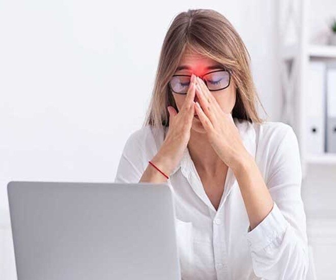 Rất nhiều người l&agrave;m văn ph&ograve;ng bị ảnh hưởng h&ocirc; hấp m&agrave; kh&ocirc;ng hề biết t&aacute;c nh&acirc;n g&acirc;y bệnh ở ngay b&ecirc;n cạnh. Ảnh minh họa. 