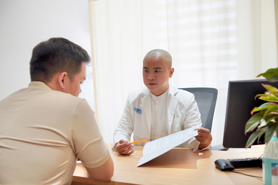 Bác sĩ Trà Anh Duy cho rằng, bản lĩnh nam giới đến từ việc chăm sóc sức khỏe khoa học, không đến từ viên thuốc trên mạng. 