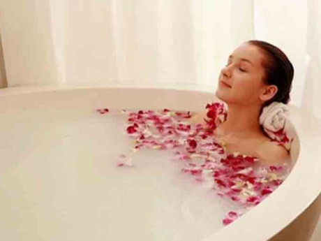 Sức khỏe - Nam giới tắm nước nóng dễ ảnh hưởng sức khỏe, vậy phụ nữ thì sao? Đâu là thời điểm nên tránh tắm?