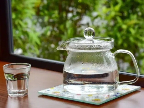 Hai thói quen nào khi uống nước đun sôi để nguội dễ hại thân, rất nhiều người Việt hay gặp phải?