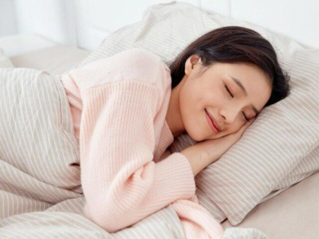 Trước khi ngủ nên thực hiện thói quen nào và tránh điều gì để tăng miễn dịch, giảm stress và làm đẹp...