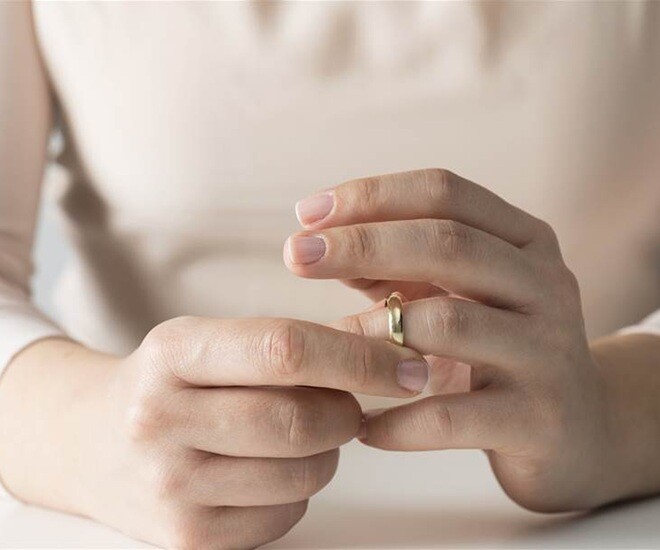 Không ngờ hành động tháo nhẫn cưới khi đi làm, giấu việc đã có gia đình lại dẫn đến những rắc rối sau này với cô gái trẻ. Ảnh minh họa. 