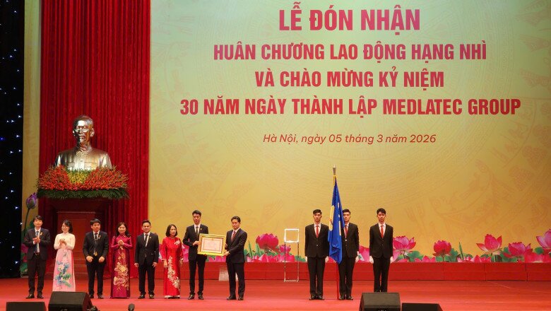 Hệ thống y tế đón nhận Huân chương Lao động hạng Nhì. 