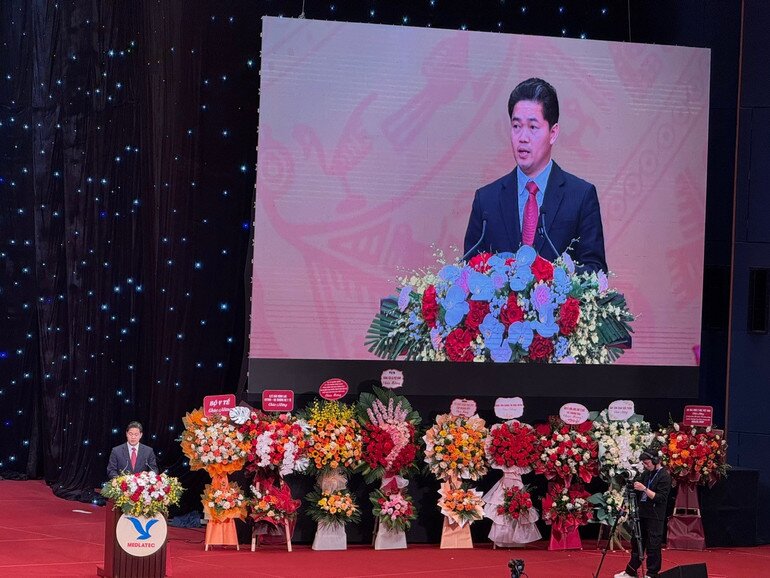 Thứ trưởng Thường trực Bộ Y tế Vũ Mạnh Hà phát biểu tại buổi lễ. 