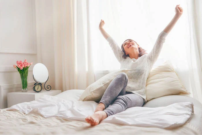 Để phòng đột quỵ, ngoài giữ ấm cơ thể mọi người hãy thực hiện vận động tại chỗ trước khi ra khỏi giường. Ảnh minh họa. 