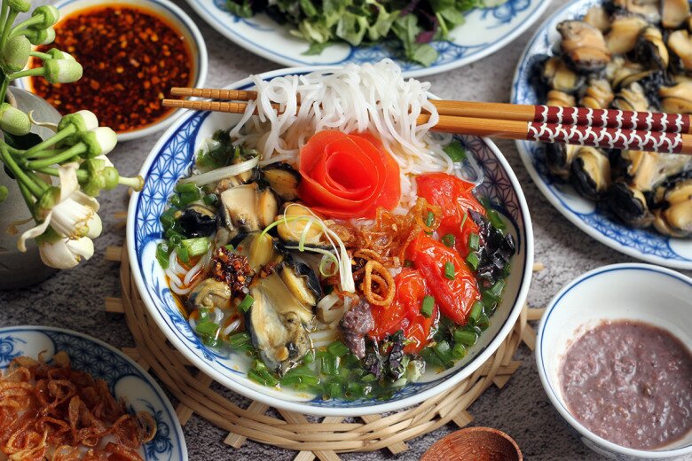 Bát bún ốc truyền thống với sự kết hợp của rất nhiều gia vị, do vậy đây không chỉ là món ăn ngon mà còn là vị thuốc tốt cho sức khỏe. Ảnh minh họa. 
