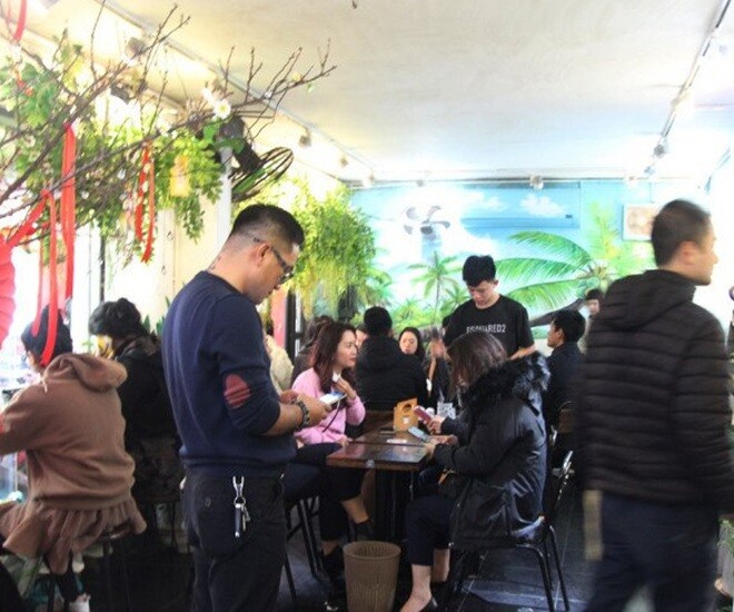 Đầu năm nhiều người lựa chọn các quán bún ốc để ăn lấy may, chống ngán. Ảnh: Lê Phương.