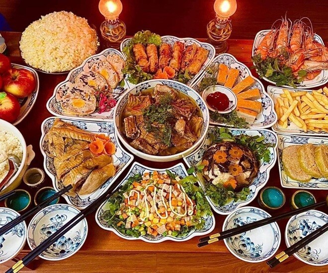 Dịp Tết mâm cơm gia đình thường bị mất cân đối về dinh dưỡng. Ảnh minh họa. 