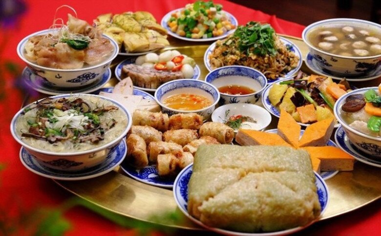 Ngày Tết để đảm bảo sức khỏe mọi người vẫn nên ăn cân đối và đa dạng các loại thực phẩm. Ảnh minh họa. 