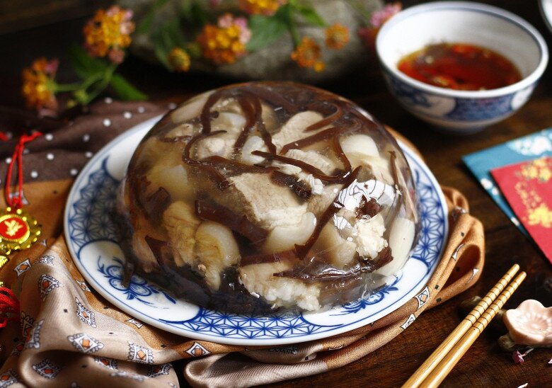 Với các món ăn có như thịt đông, giò chả khi tích trữ cần chia nhỏ theo từng bữa phù hợp. Ảnh minh họa. 