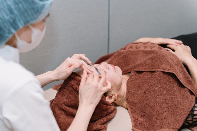 Dù bất kể dịch vụ làm đẹp nào cũng dễ xảy ra biến chứng nếu cơ sở thực hiện không đủ điều kiện. Ảnh minh họa. 